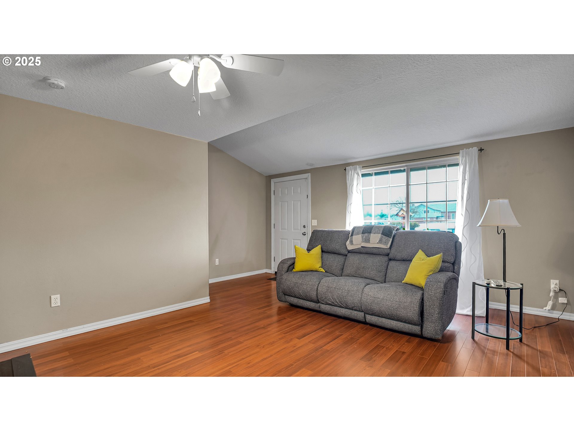 33410 Meadowbrook Drive Scappoose, OR 97056 - Photo 2 of 31 Living Room/Entrance