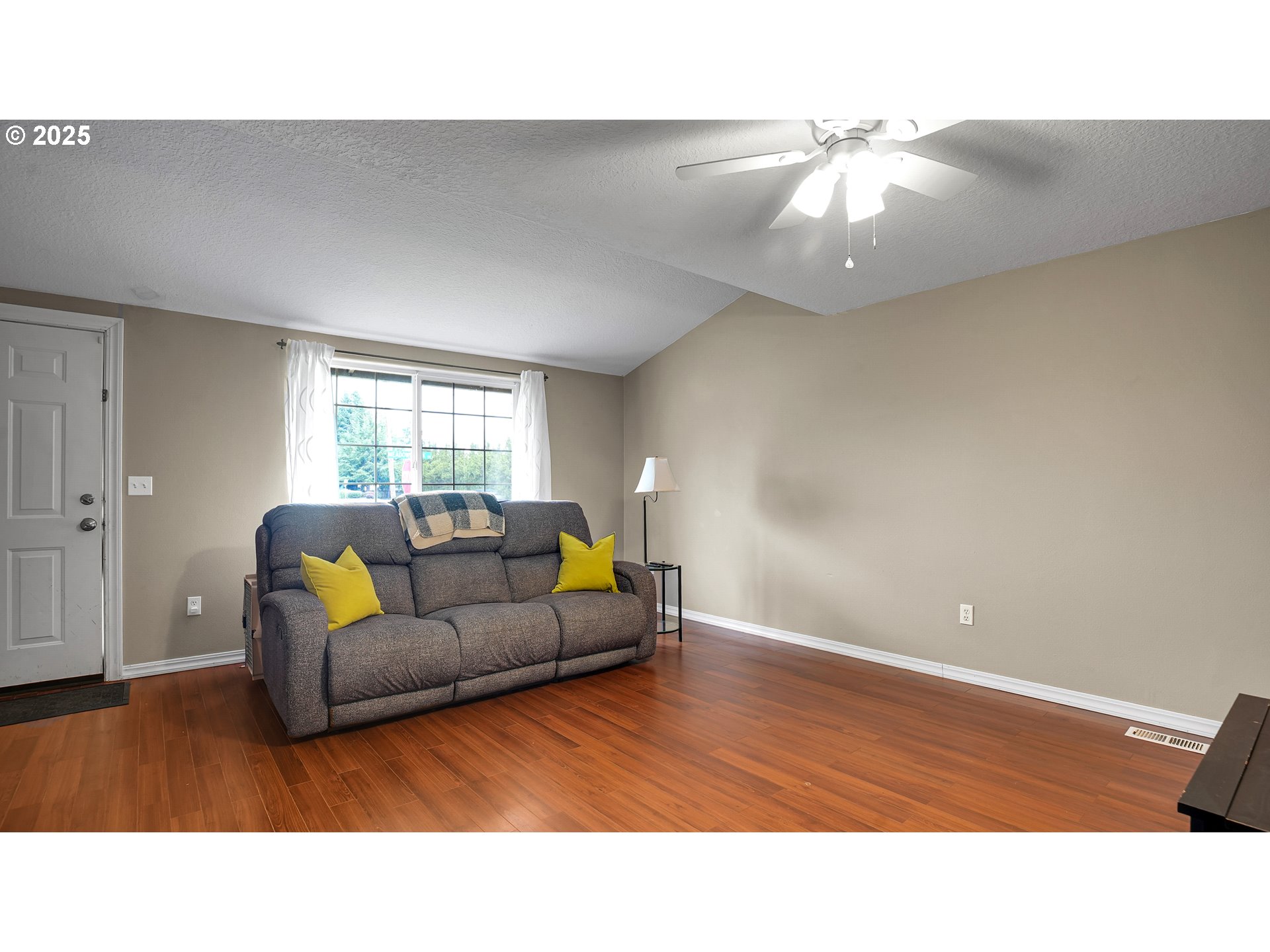 33410 Meadowbrook Drive Scappoose, OR 97056 - Photo 3 of 31 Living Room