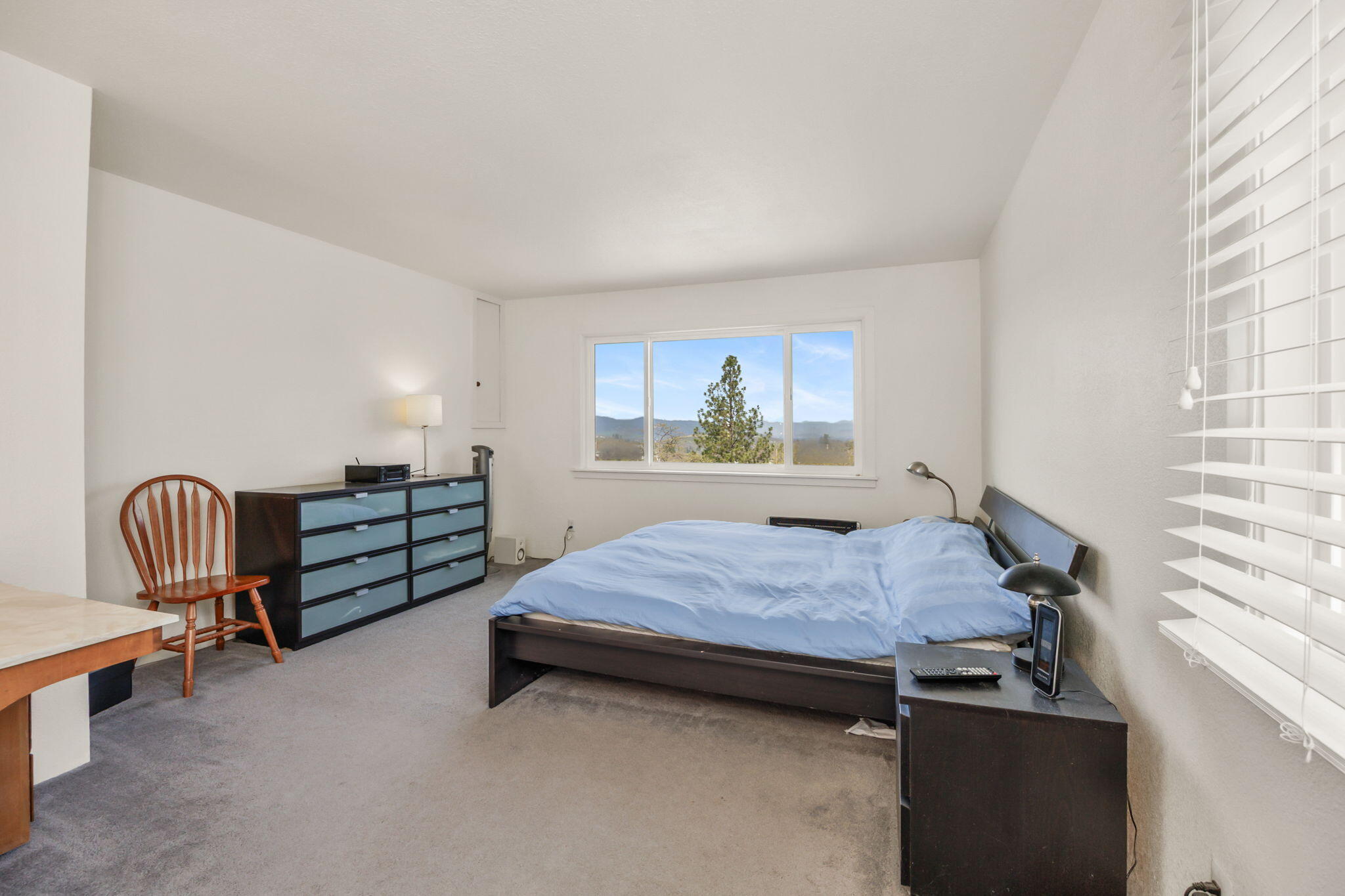 5205 Pioneer Road Medford, OR 97501 - Photo 17 of 48 Primary is on main level w/ large closet & ensuite bath