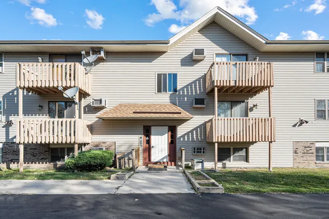 $164,900 | 1521 Pioneer Road, Unit 7, Crest Hill, IL 60403