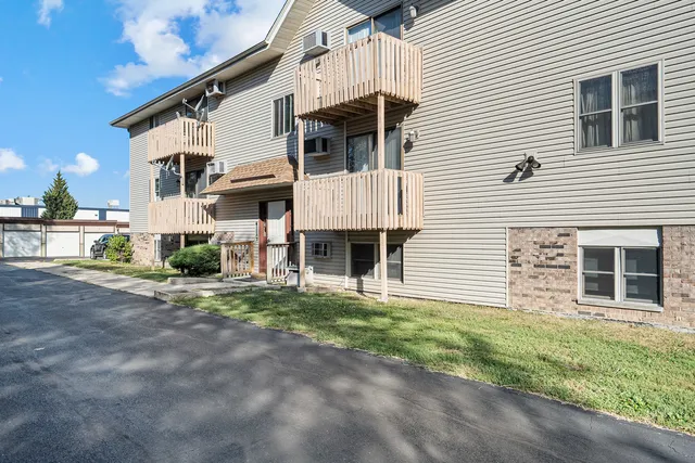 $164,900 | 1521 Pioneer Road, Unit 7, Crest Hill, IL 60403