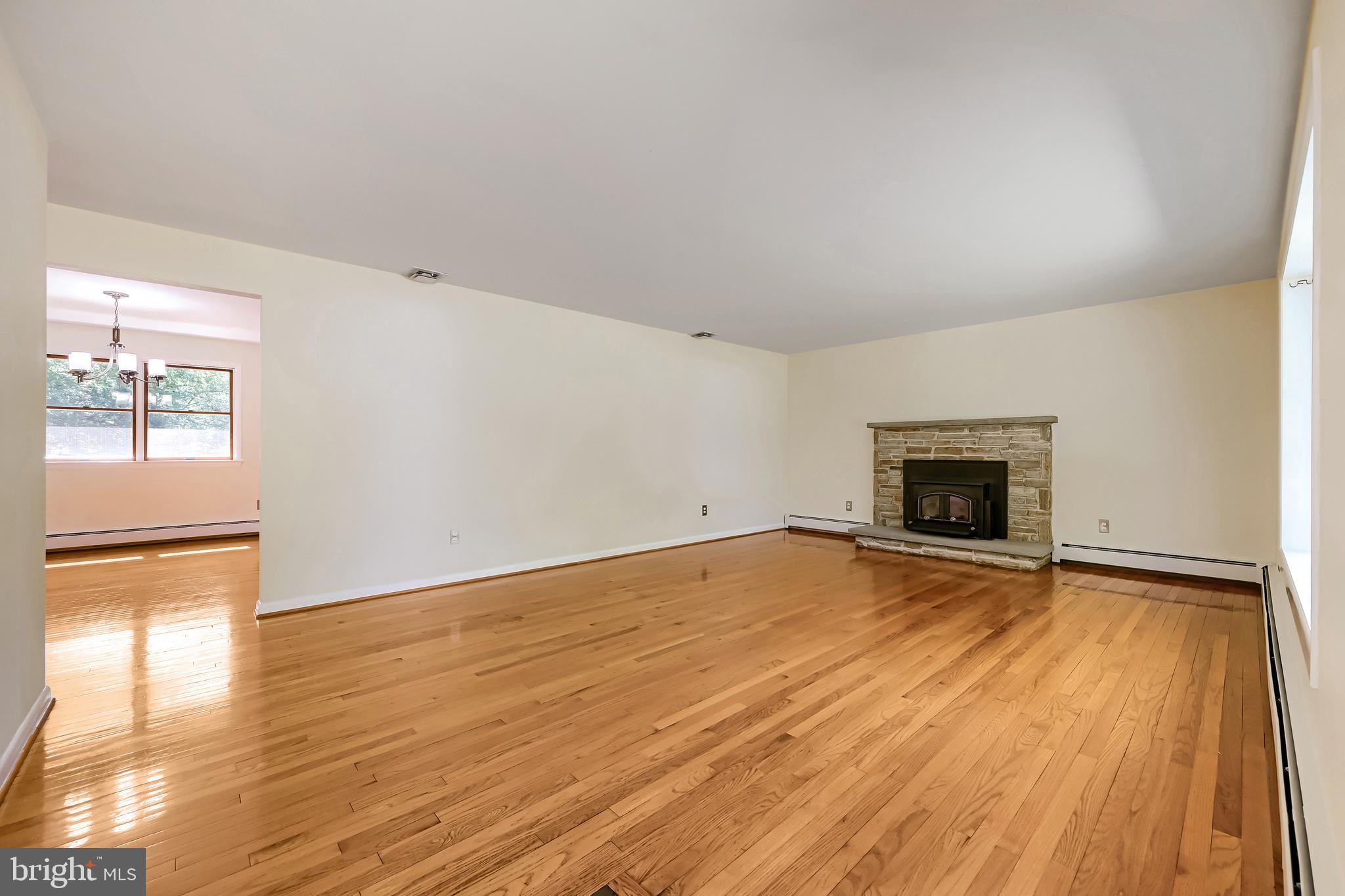 2194 Mt Hebron Court Ellicott City, MD 21042 - Photo 7 of 37 Livingroom