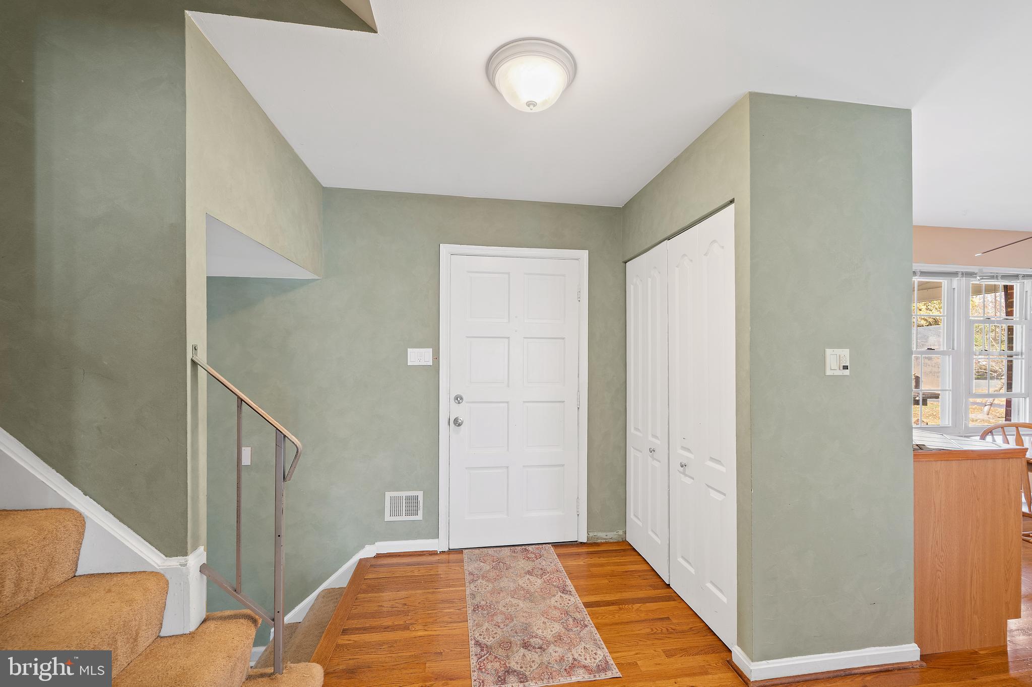 Foyer w/Large Closet
