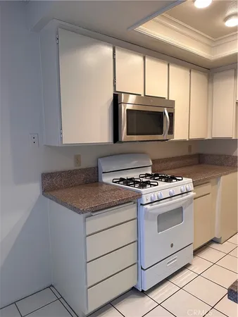 $3,200 | 4832 King Circle, Unit D, Huntington Beach, CA 92649