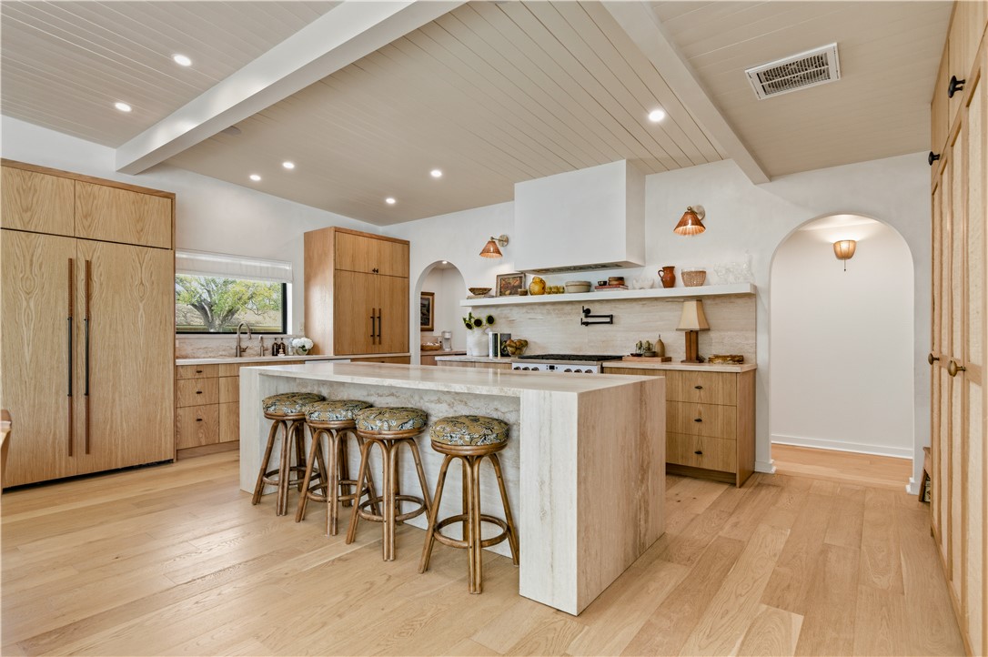 805 Vine Street Bryan, TX 77802 - Photo 13 of 45 Kitchen with stunning details throughout