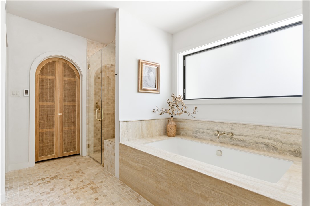 805 Vine Street Bryan, TX 77802 - Photo 24 of 45 Stunning travertine tub surround with travertine tile