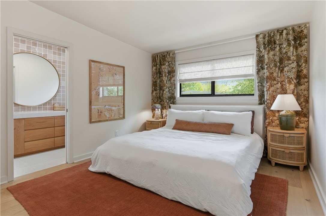 805 Vine Street Bryan, TX 77802 - Photo 27 of 45 Guest bedroom with ensuite bathroom