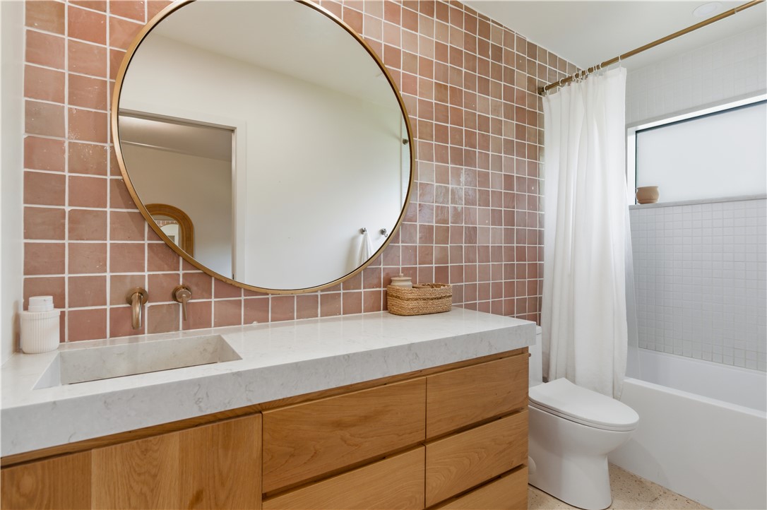 805 Vine Street Bryan, TX 77802 - Photo 28 of 45 Full bath with tub shower combo en-suite