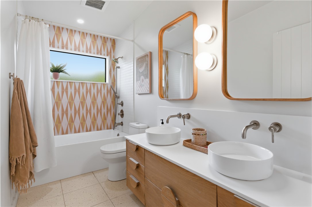 805 Vine Street Bryan, TX 77802 - Photo 32 of 45 Hall bath with double vanities and tub shower combo