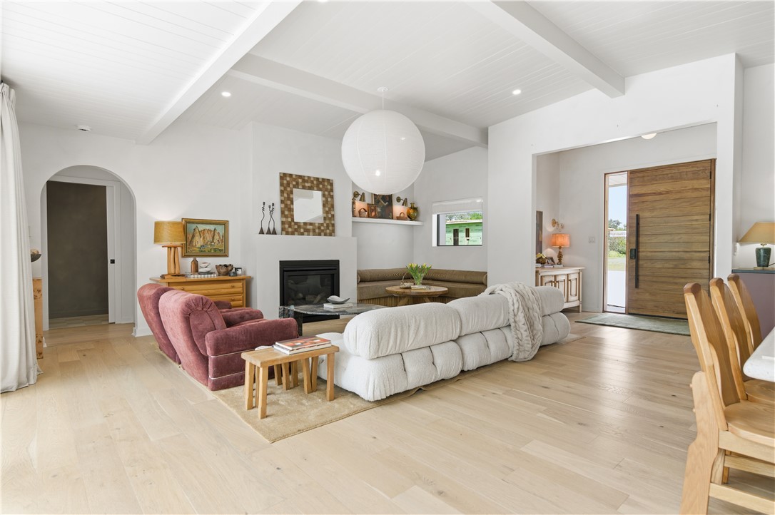 805 Vine Street Bryan, TX 77802 - Photo 9 of 45 Living room with custom bench in corner
