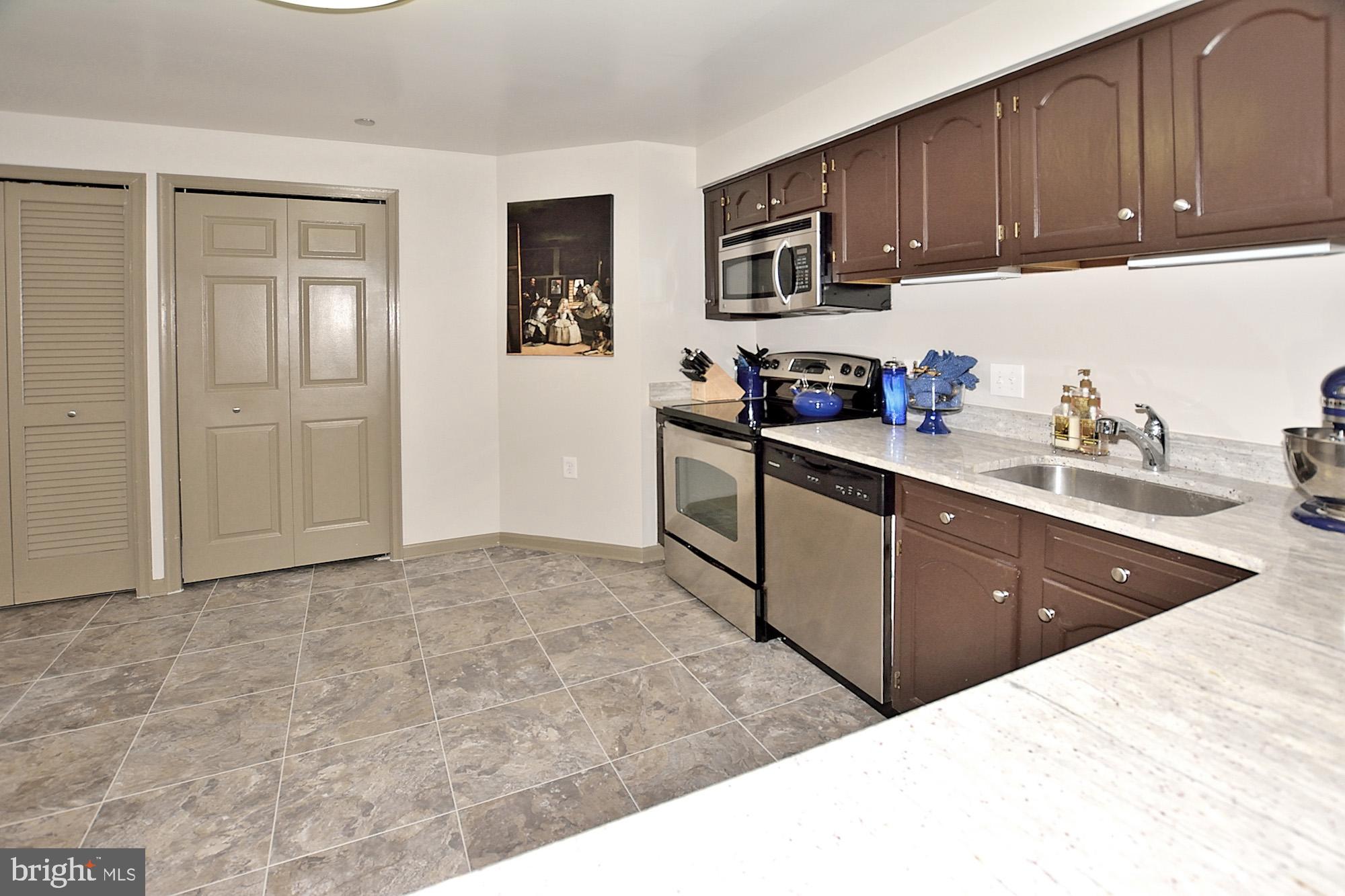 1301 North Courthouse Road, Unit 1809 Arlington, VA 22201 - Photo 22 of 36 KITCHEN