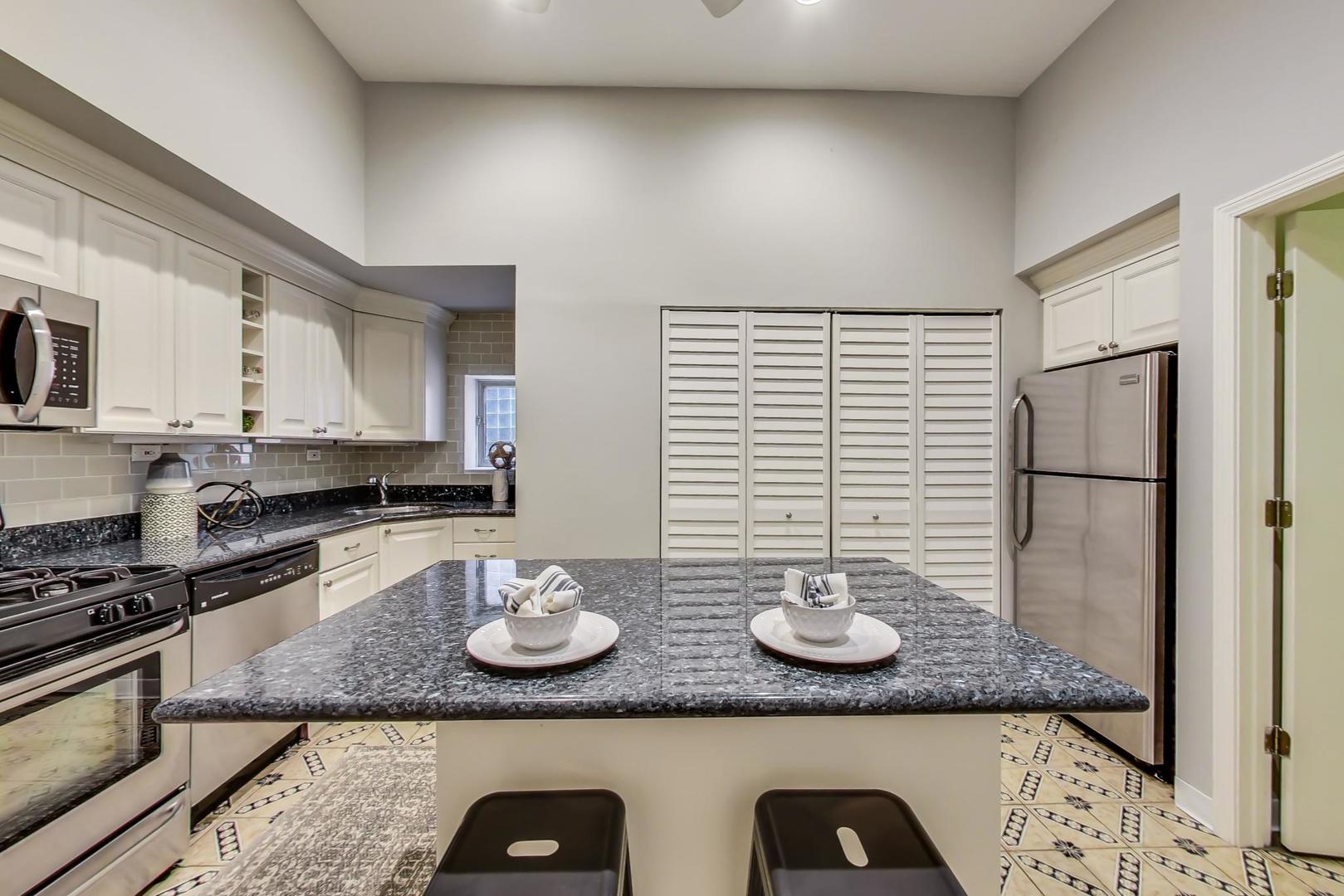2033 North Racine Avenue, Unit 2C Chicago, IL 60614 - Photo 10 of 18