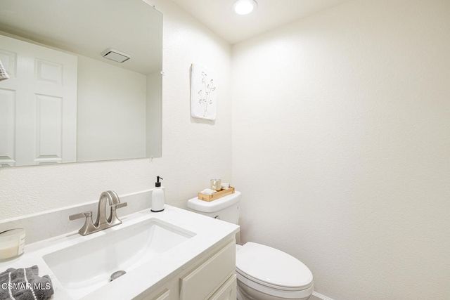 $4,000 | 370 Country Club Drive, Unit B, Simi Valley, CA 93065