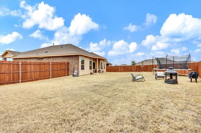 a view of a house with backyard