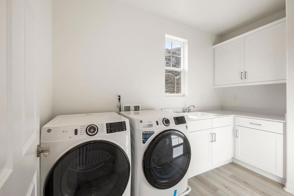 5384 Viewstone Court Hemet, CA 92545 - Photo 32 of 47 a utility room with dryer and washer