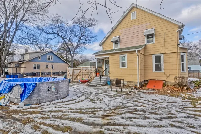 a view of a house with backyard