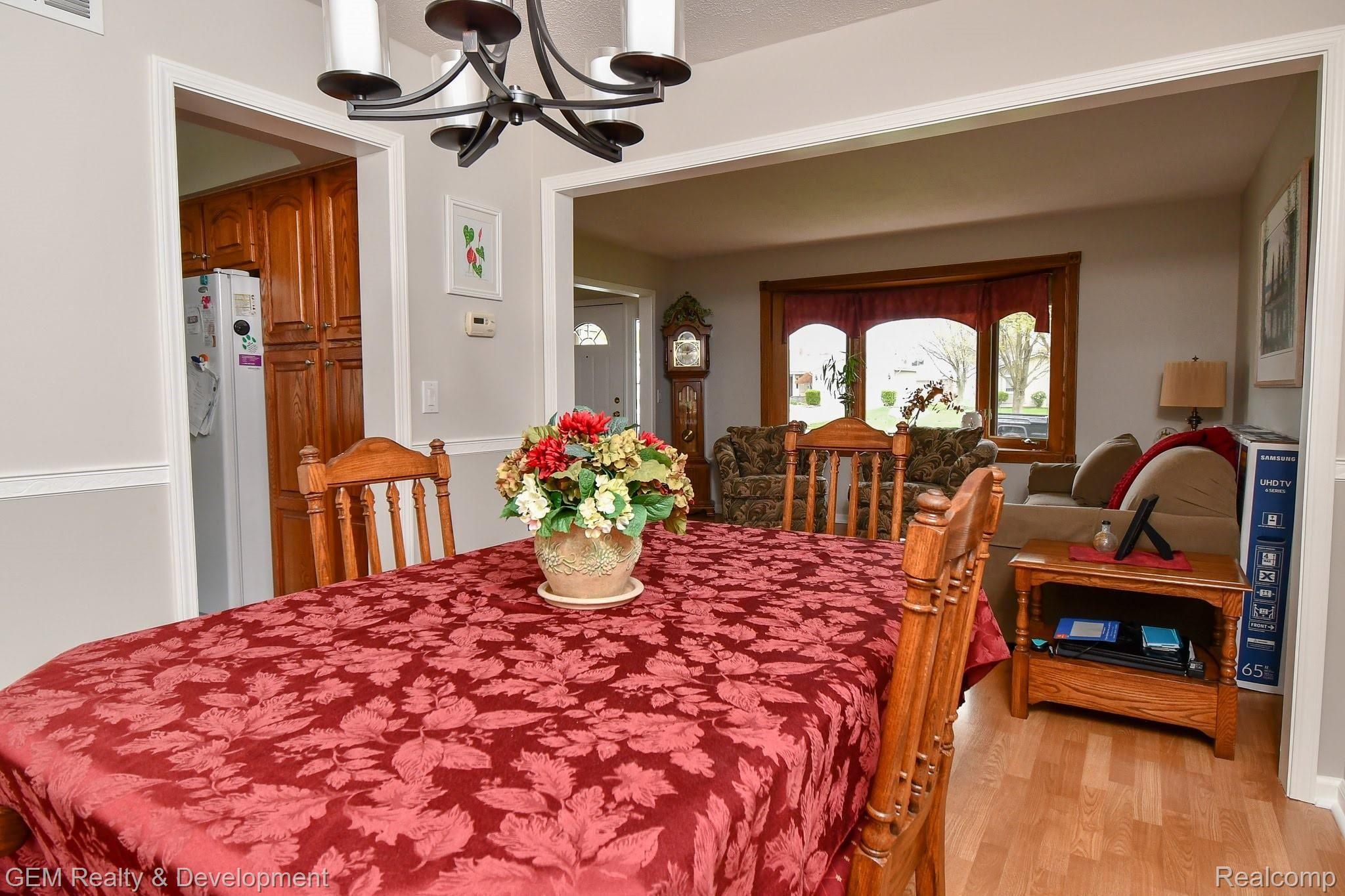 18725 Gill Road Livonia, MI 48152 - Photo 5 of 36 DSC_9584.jpg