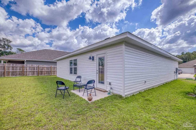 a view of a house with a backyard