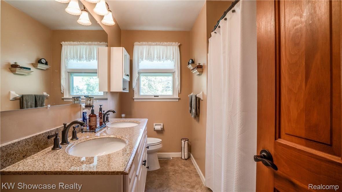 12370 Dunham Road Hartland, MI 48353 - Photo 14 of 16 Bathroom
