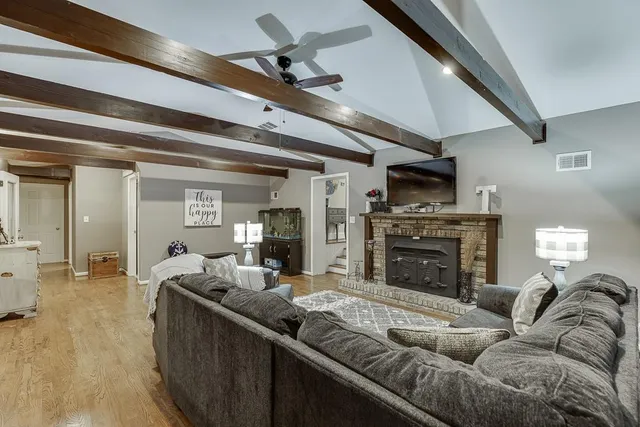 a view of a livingroom with furniture and a ceiling fan