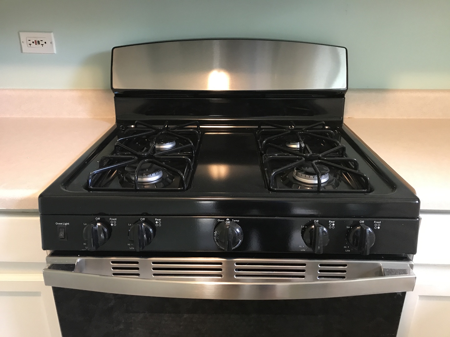 237 North Mill Road, Unit 2 Addison, IL 60101 - Photo 18 of 39 a close view of stove top oven