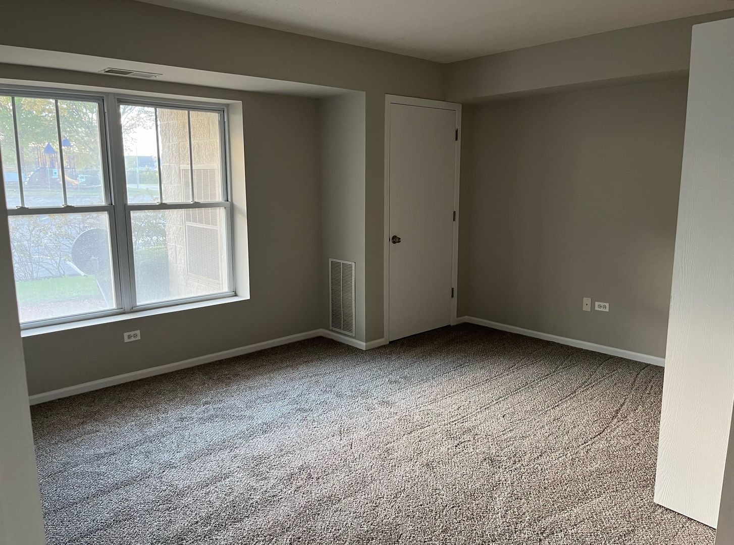 237 North Mill Road, Unit 2 Addison, IL 60101 - Photo 21 of 39 an empty room with large window