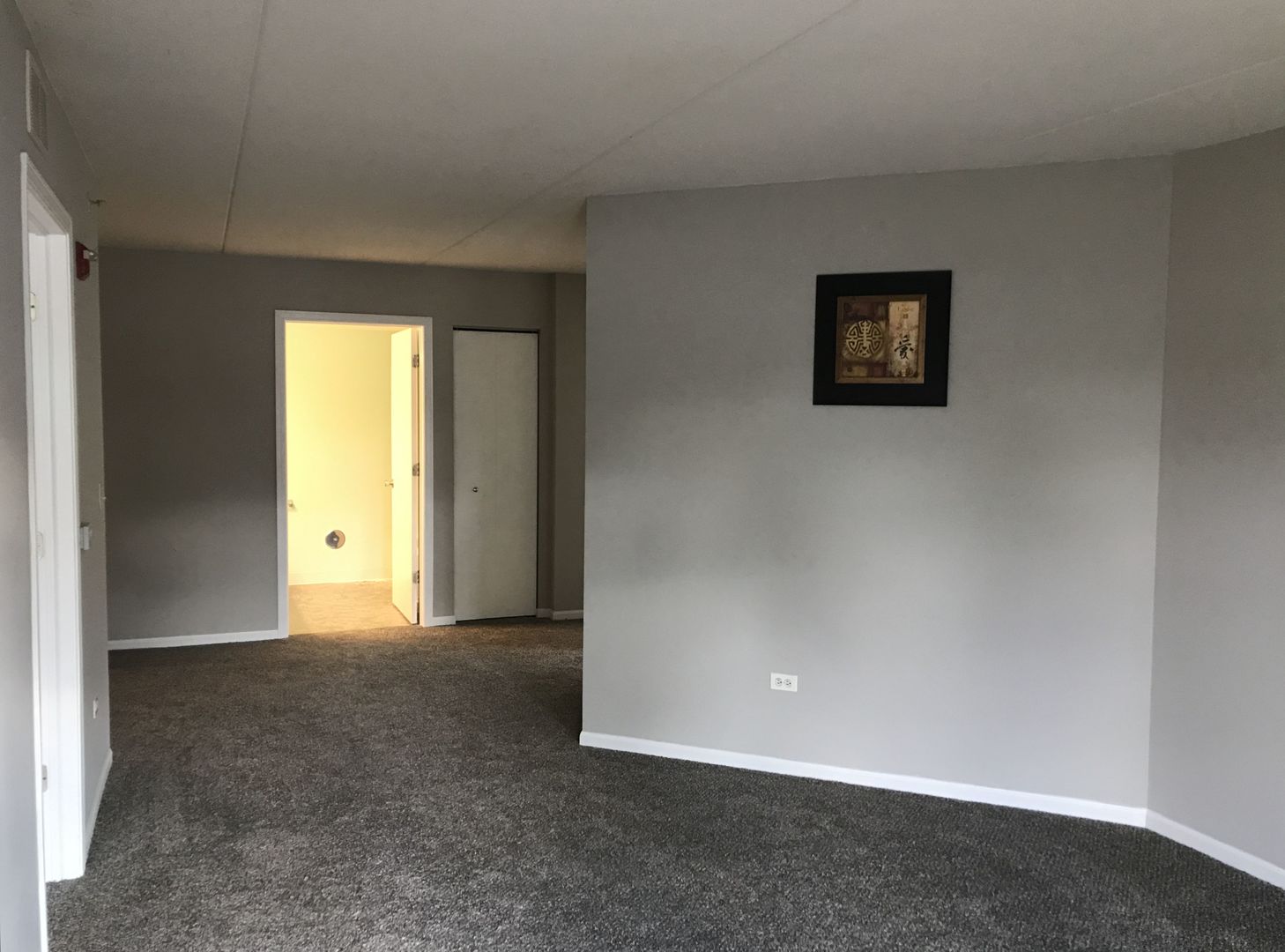 237 North Mill Road, Unit 2 Addison, IL 60101 - Photo 9 of 39 an empty room with a window