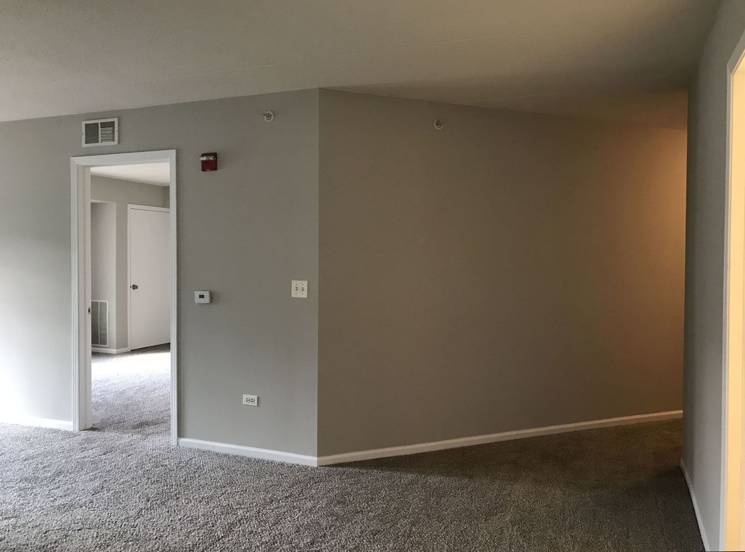 237 North Mill Road, Unit 2 Addison, IL 60101 - Photo 10 of 39 an empty room