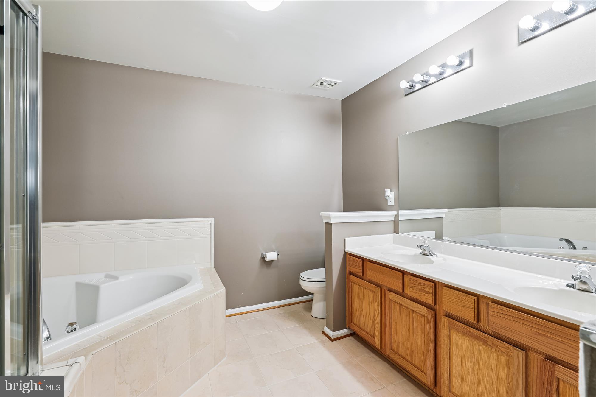 7104 Silverleaf Oak Road, Unit 173 Elkridge, MD 21075 - Photo 18 of 33 Primary Bath