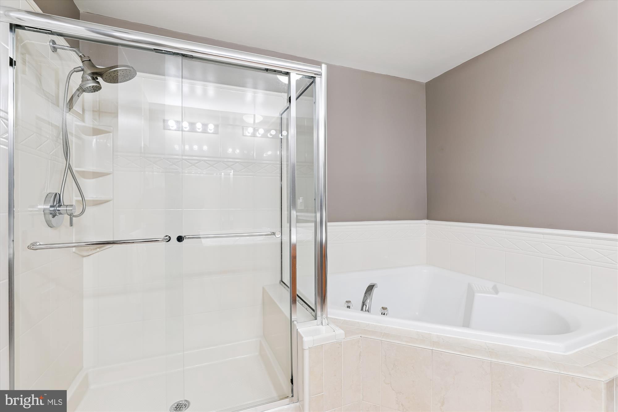 7104 Silverleaf Oak Road, Unit 173 Elkridge, MD 21075 - Photo 19 of 33 Primary Bath