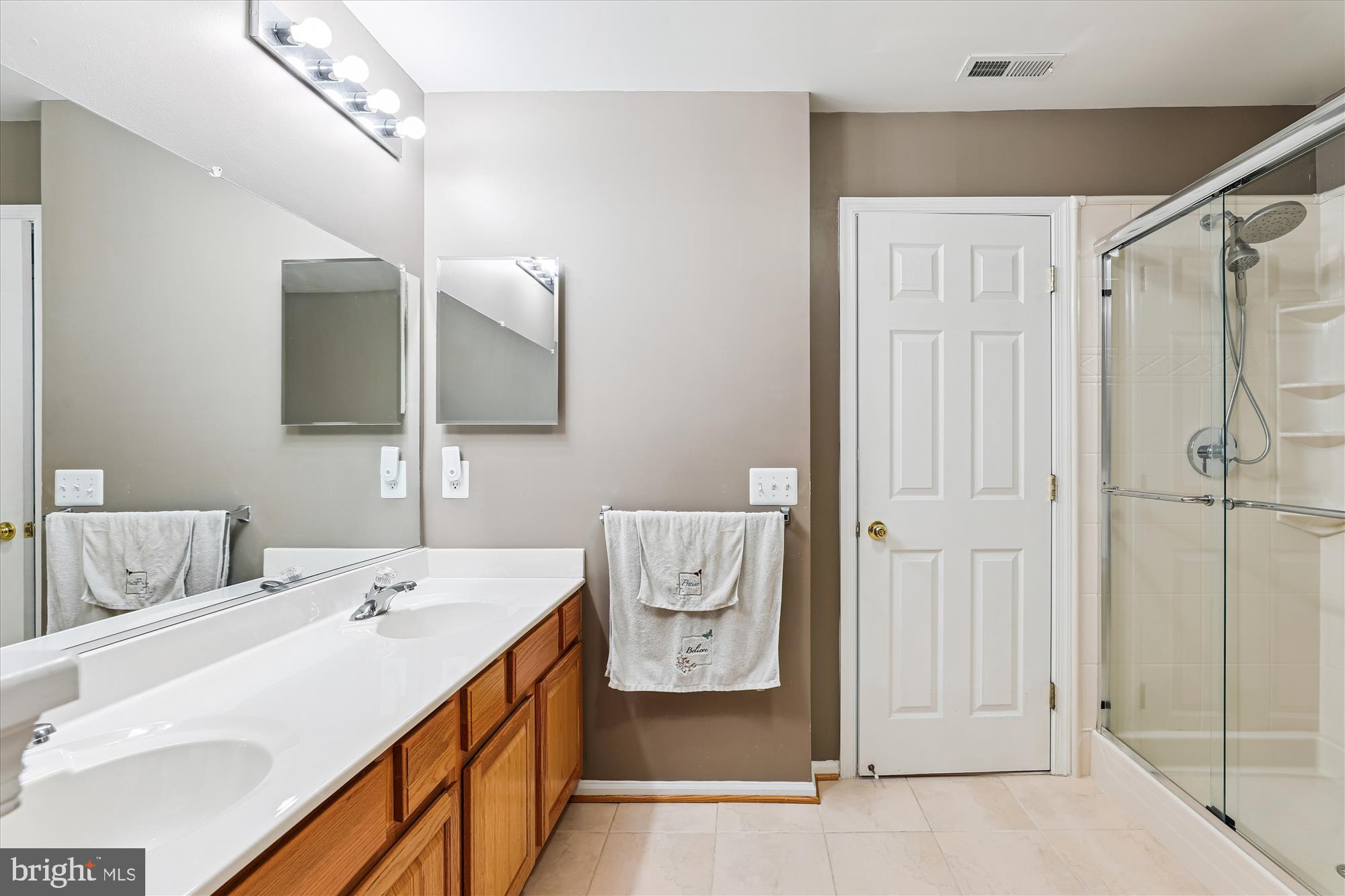 7104 Silverleaf Oak Road, Unit 173 Elkridge, MD 21075 - Photo 20 of 33 Primary Bath