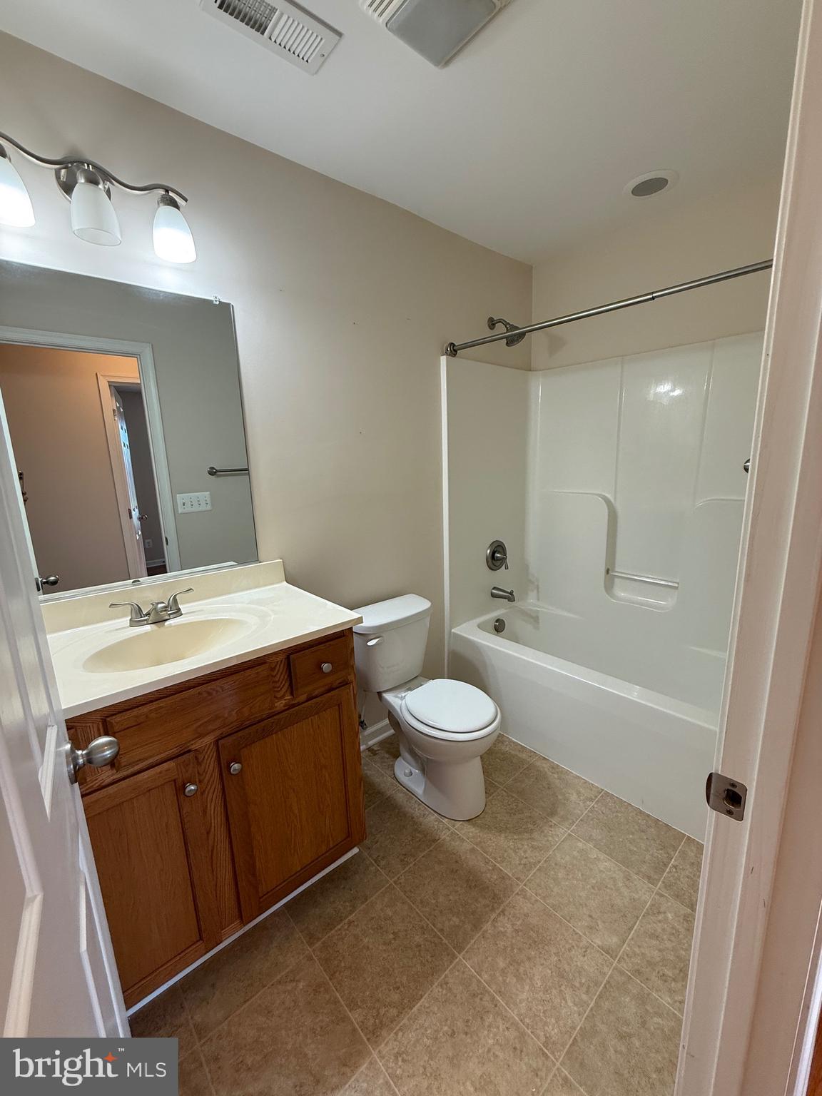 145 Lake Ridge Road Strasburg, VA 22657 - Photo 13 of 23 Hallway bathroom with tub