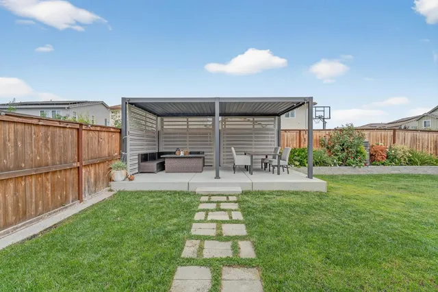 a view of a back yard of the house