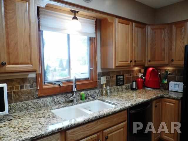 1204 Hampton Road Washington, IL 61571 - Photo 12 of 34 Gallery Image 12