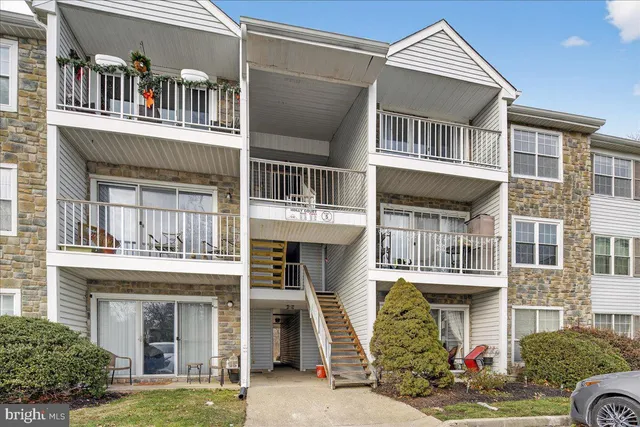 $2,300 | 28 Holly Court, Hamilton, NJ 08619