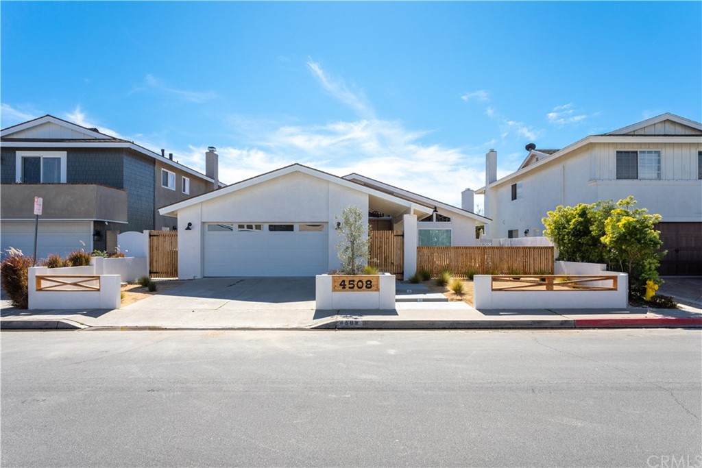 a view of the front of house with a street