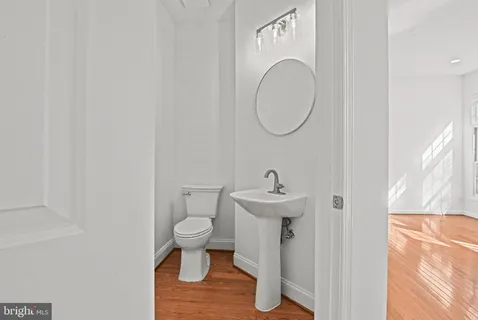 a view of empty room with wooden floor and ceiling fan