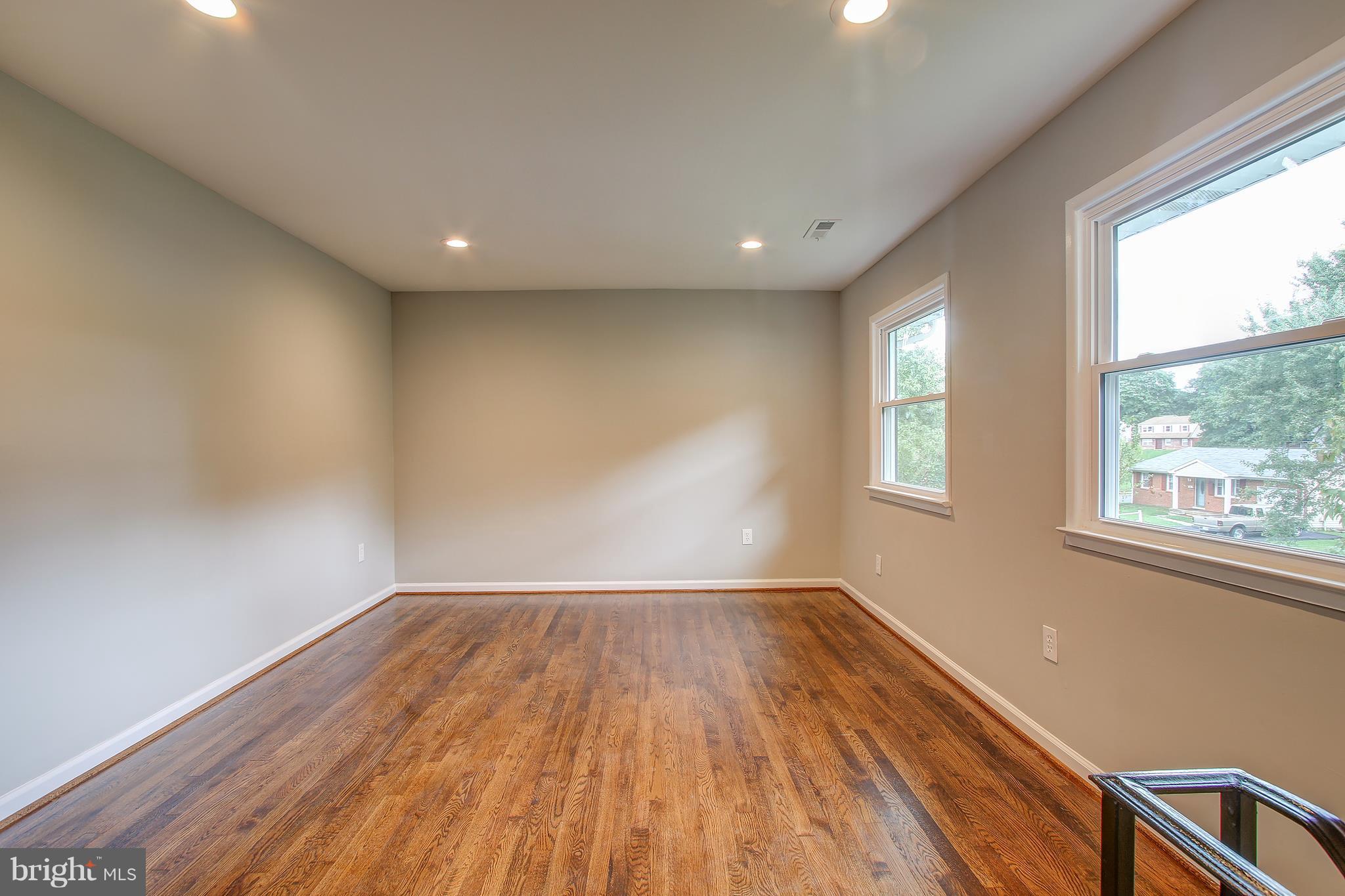 13126 Haddock Road Woodbridge, VA 22193 - Photo 10 of 30 Living Room