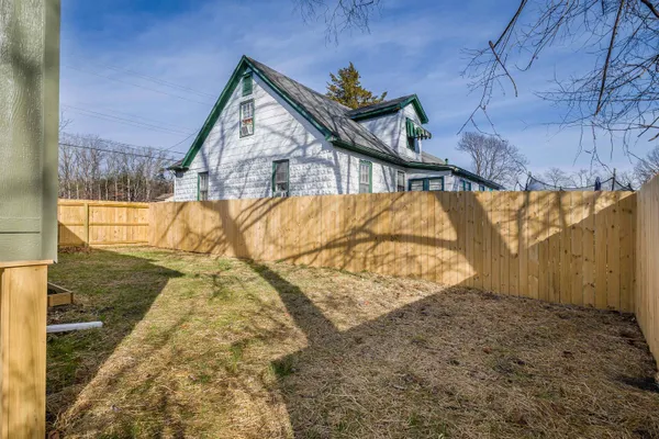 a view of a backyard