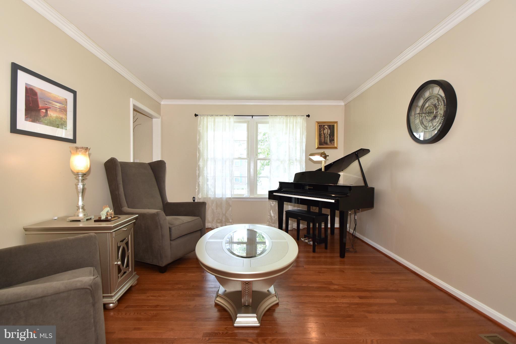 8909 Mayflower Road Baltimore, MD 21237 - Photo 3 of 29 Living Room