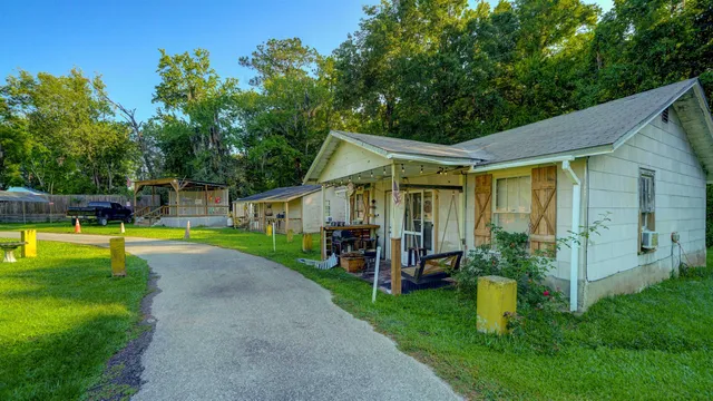 a view of a house with backyard and porch
