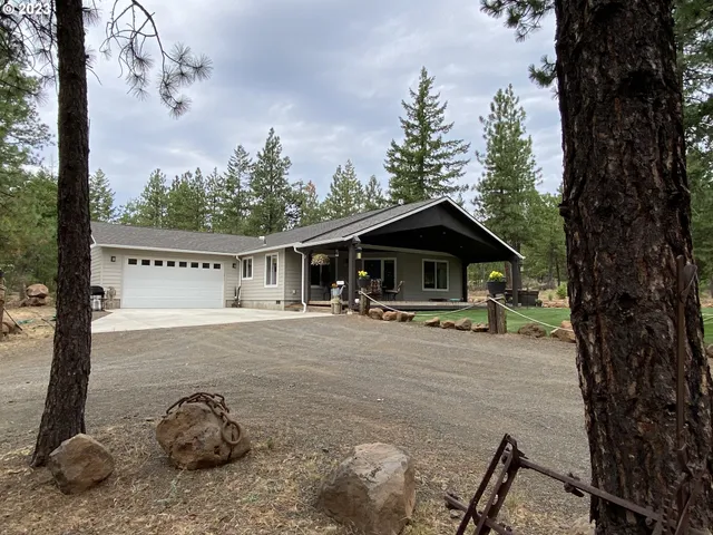 a view of a house with backyard