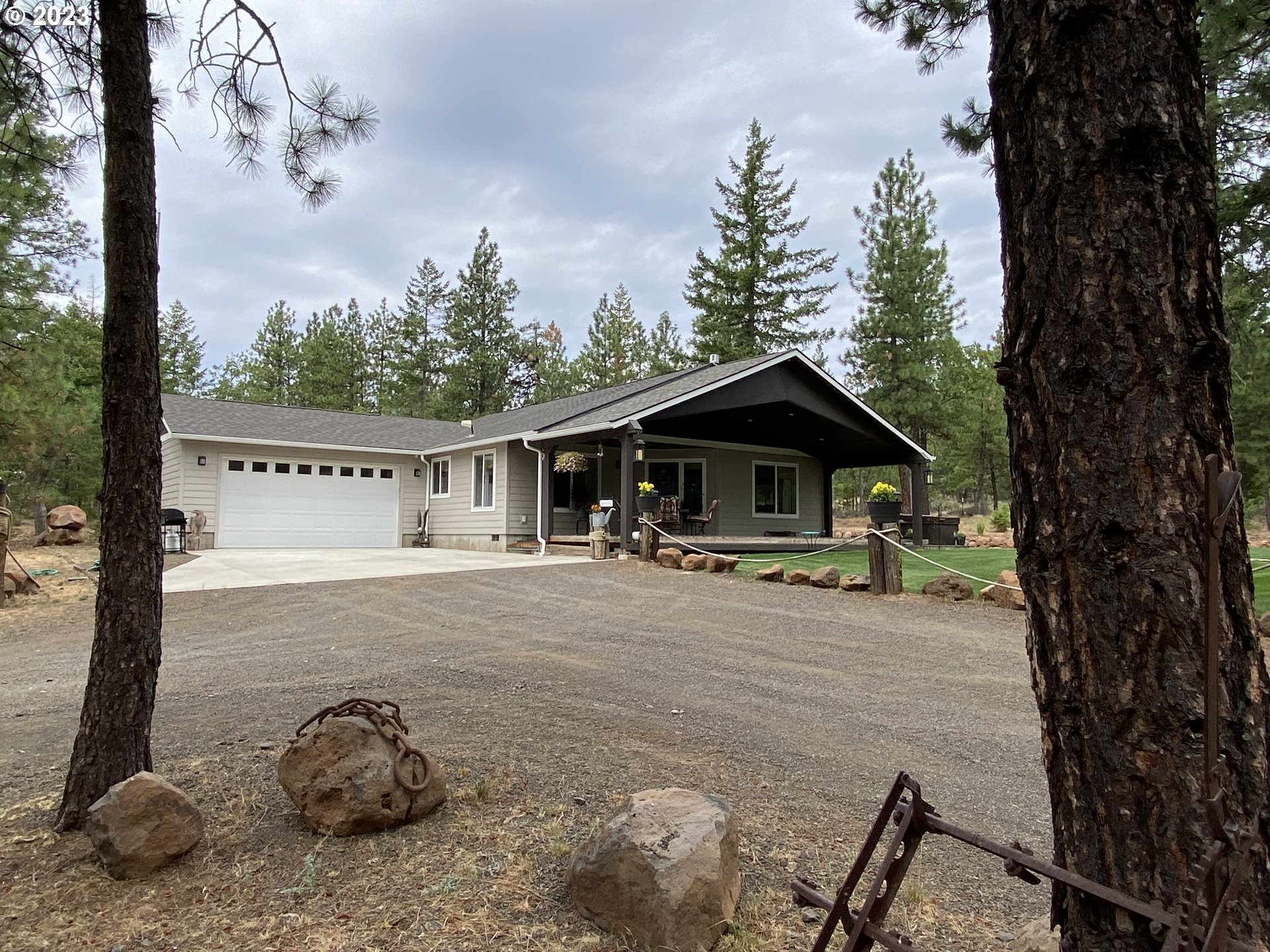 a view of a house with backyard