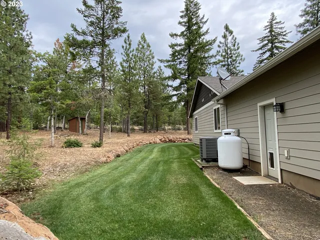 a view of a house with backyard