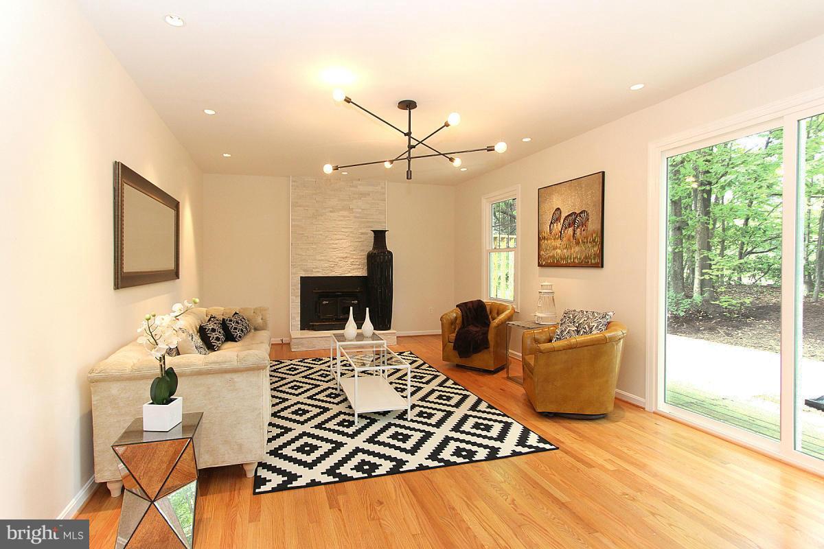 11400 Tanbark Drive Reston, VA 20191 - Photo 15 of 30 Living Room