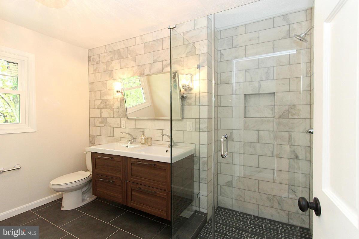 11400 Tanbark Drive Reston, VA 20191 - Photo 3 of 30 Bath