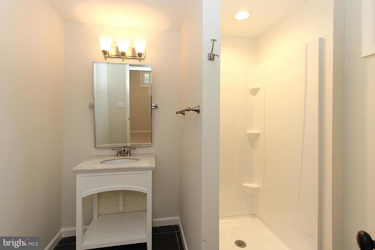11400 Tanbark Drive Reston, VA 20191 - Photo 24 of 30 Bath