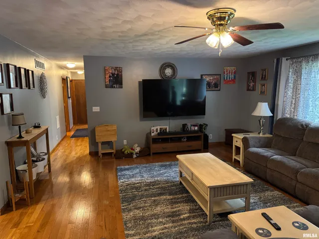 $185,000 | 393 West Hickory Hills Drive, Havana, IL 62644