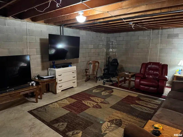 $185,000 | 393 West Hickory Hills Drive, Havana, IL 62644