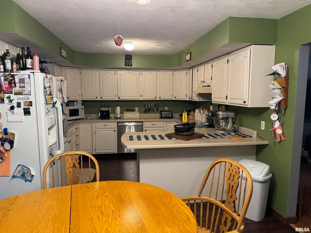 $185,000 | 393 West Hickory Hills Drive, Havana, IL 62644